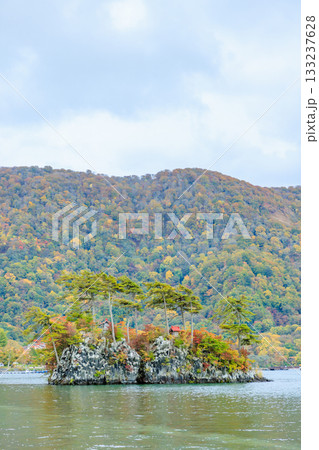 秋の十和田湖 青森県十和田市 秋の十和田湖 青森県十和田市 133237628