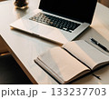 机の上に置かれたノートパソコン 133237703