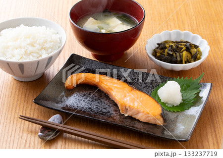 銀鮭の塩焼きとご飯 銀鮭の塩焼きとご飯 133237719