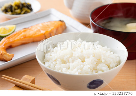 ご飯と銀鮭の塩焼き 133237770