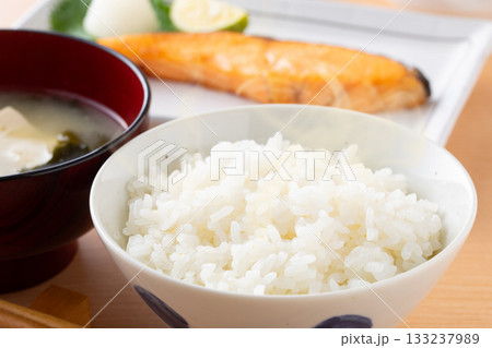 ご飯と銀鮭の塩焼き 133237989