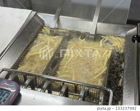 調理中のフレンチフライ 133237992