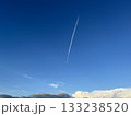 青空に伸びる飛行機雲	 133238520