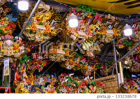 新宿　花園神社大酉祭　酉の市　酉の日の縁起熊手　熊手市の風景 133238678