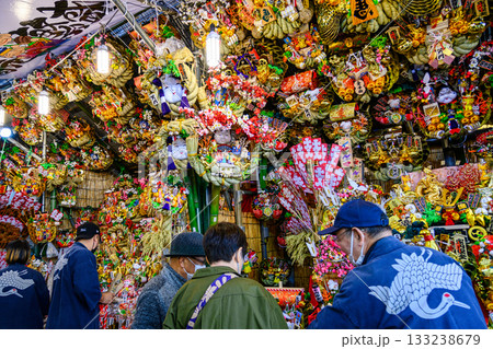 新宿 花園神社大酉祭 酉の市 酉の日の縁起熊手 熊手市の風景 新宿 花園神社大酉祭 酉の市 酉の日の縁起熊手 熊手市の風景 133238679