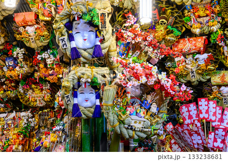 新宿　花園神社大酉祭　酉の市　酉の日の縁起熊手　熊手市の風景 133238681