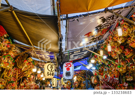 新宿　花園神社大酉祭　酉の市　酉の日の縁起熊手　熊手市の風景 133238683