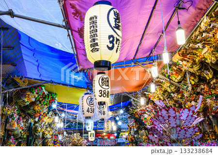 新宿　花園神社大酉祭　酉の市　酉の日の縁起熊手　熊手市の風景 133238684
