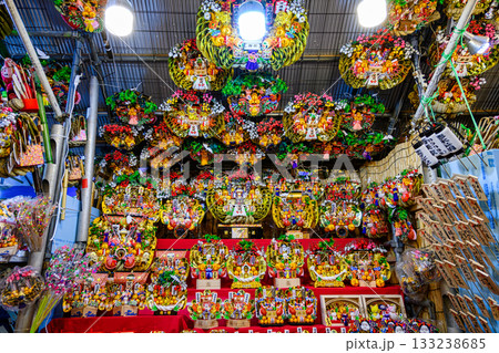 新宿 花園神社大酉祭 酉の市 酉の日の縁起熊手 熊手市の風景 新宿 花園神社大酉祭 酉の市 酉の日の縁起熊手 熊手市の風景 133238685