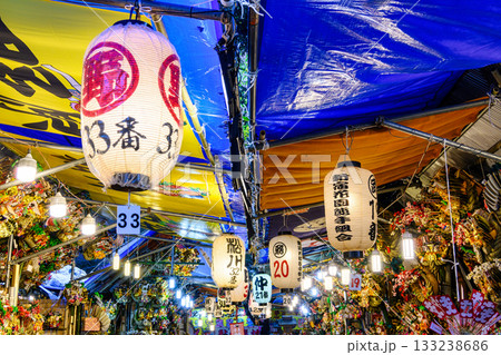 新宿　花園神社大酉祭　酉の市　酉の日の縁起熊手　熊手市の風景 133238686