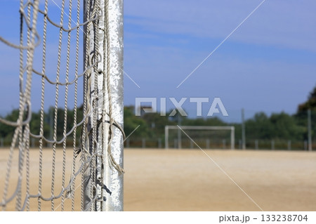 サッカーのゴールポストから望む1 サッカーのゴールポストから望む1 133238704