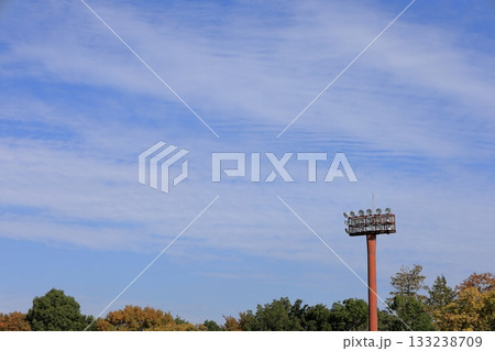 野球場のナイター照明と秋空1 野球場のナイター照明と秋空1 133238709