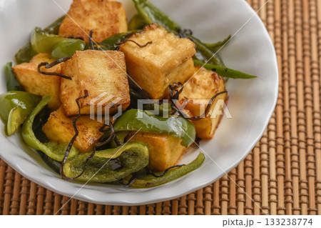 ピーマンと厚揚げの炒め物 133238774