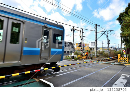 寒川大門踏切を通過する相模線電車と電車通過待ちの男性 寒川大門踏切を通過する相模線電車と電車通過待ちの男性 133238793