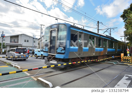 寒川大門踏切を通過する相模線電車と電車通過待ちのクルマ 133238794