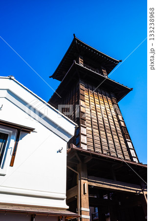 小江戸川越 鐘つき通りと快晴の空　b-2 高彩度コントラスト 133238968