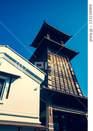 小江戸川越 鐘つき通りと快晴の空　b-3 暖色寒色強調 133238969