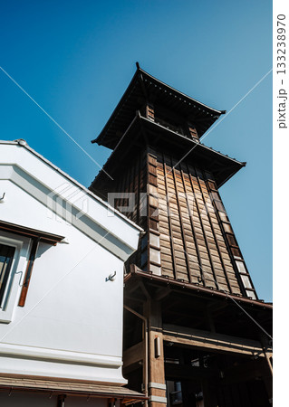 小江戸川越 鐘つき通りと快晴の空 b-4 フィルム調 小江戸川越 鐘つき通りと快晴の空 b-4 フィルム調 133238970