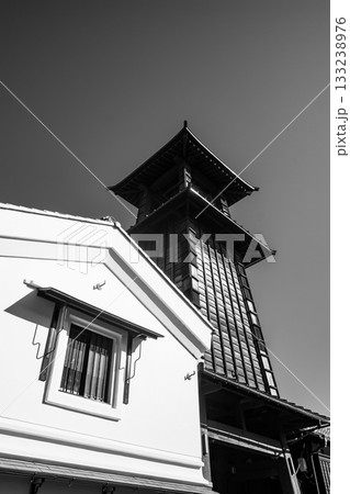 小江戸川越 鐘つき通りと快晴の空　c-5 モノクロ 133238976