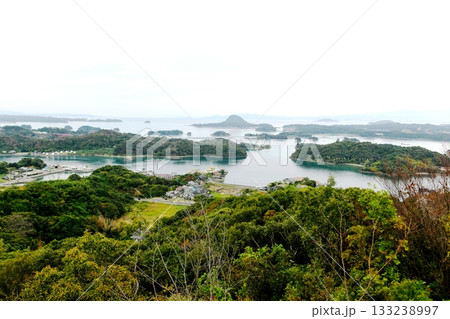 【上天草市「高舞登山」展望台より北方の天草松島を望む】 【上天草市「高舞登山」展望台より北方の天草松島を望む】 133238997