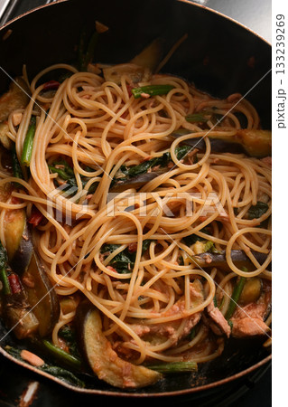 調理中の茄子とツナのトマトソースパスタ 調理中の茄子とツナのトマトソースパスタ 133239269