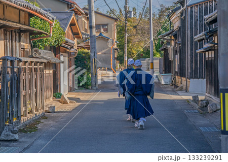 京都府八幡市に所在する臨済宗円福寺の托鉢僧を撮影したもの 京都府八幡市に所在する臨済宗円福寺の托鉢僧を撮影したもの 133239291