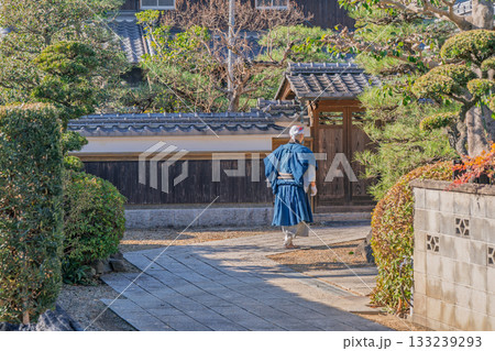 京都府八幡市に所在する臨済宗円福寺の托鉢僧を撮影したもの 京都府八幡市に所在する臨済宗円福寺の托鉢僧を撮影したもの 133239293