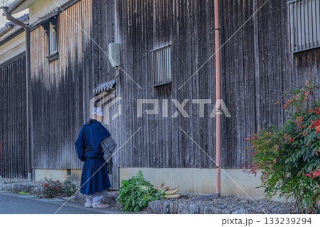 京都府八幡市に所在する臨済宗円福寺の托鉢僧を撮影したもの 京都府八幡市に所在する臨済宗円福寺の托鉢僧を撮影したもの 133239294