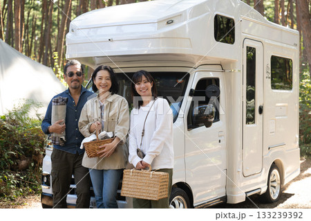 キャンプ場でアウトドアを楽しむ 山梨・八ヶ岳 キャンプ場でアウトドアを楽しむ 山梨・八ヶ岳 133239392