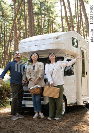 キャンプ場でアウトドアを楽しむ　山梨・八ヶ岳 133239400