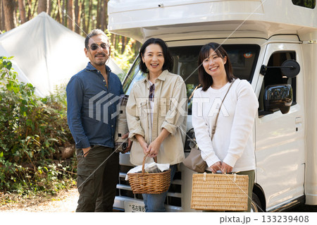 キャンプ場でアウトドアを楽しむ 山梨・八ヶ岳 キャンプ場でアウトドアを楽しむ 山梨・八ヶ岳 133239408