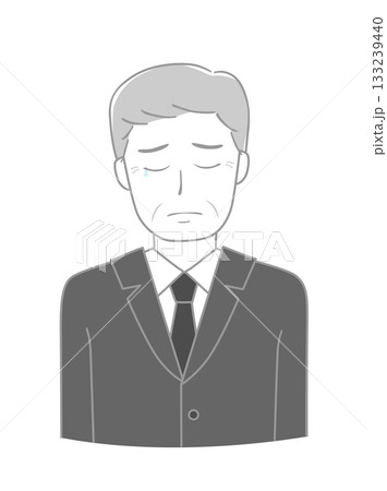 悲しむ喪服のシニア男性 悲しむ喪服のシニア男性 133239440