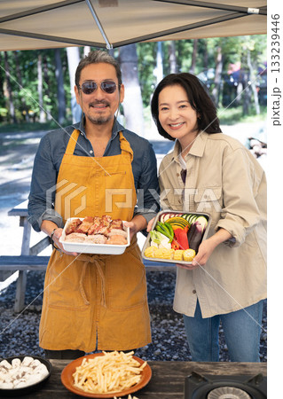 キャンプを楽しむ家族 山梨・八ヶ岳 キャンプを楽しむ家族 山梨・八ヶ岳 133239446