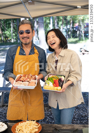 キャンプを楽しむ家族　山梨・八ヶ岳 133239450