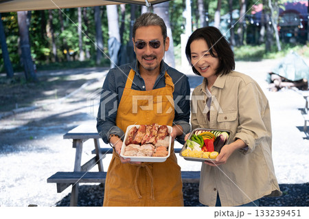 キャンプを楽しむ家族　山梨・八ヶ岳 133239451