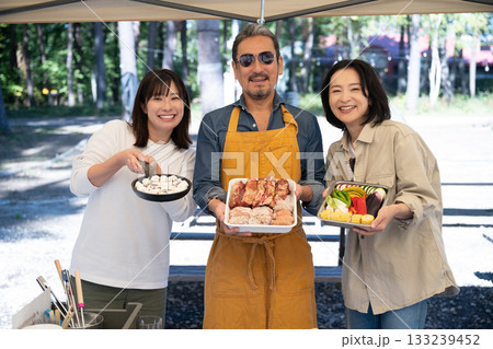 キャンプを楽しむ家族　山梨・八ヶ岳 133239452