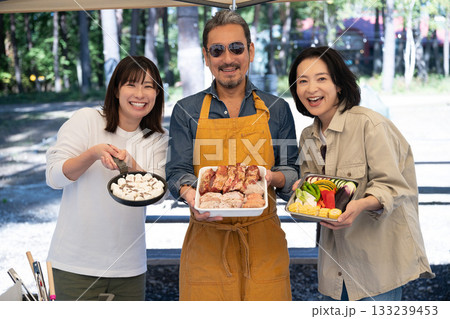 キャンプを楽しむ家族　山梨・八ヶ岳 133239453