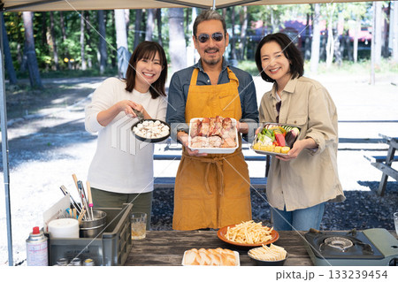 キャンプを楽しむ家族 山梨・八ヶ岳 キャンプを楽しむ家族 山梨・八ヶ岳 133239454
