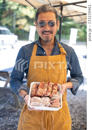 キャンプを楽しむ家族　山梨・八ヶ岳 133239461