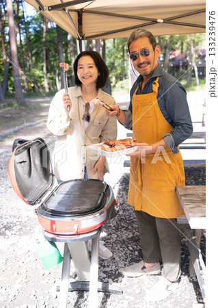 キャンプを楽しむ家族　山梨・八ヶ岳 133239476