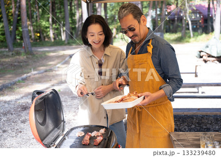 キャンプを楽しむ家族　山梨・八ヶ岳 133239480