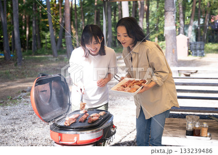 キャンプを楽しむ家族　山梨・八ヶ岳 133239486
