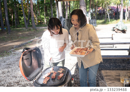 キャンプを楽しむ家族　山梨・八ヶ岳 133239488