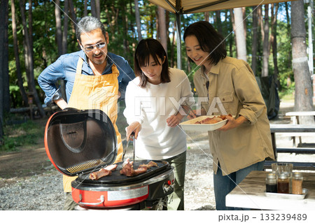 キャンプを楽しむ家族　山梨・八ヶ岳 133239489