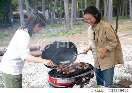 キャンプを楽しむ家族 山梨・八ヶ岳 キャンプを楽しむ家族 山梨・八ヶ岳 133239493