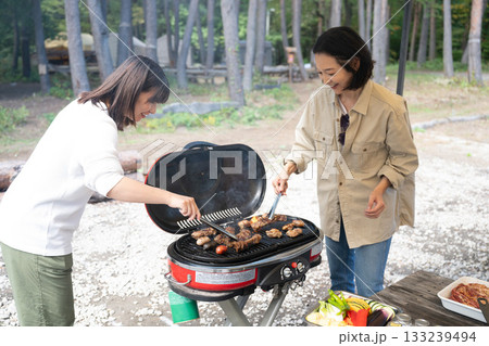 キャンプを楽しむ家族　山梨・八ヶ岳 133239494