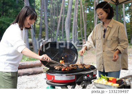 キャンプを楽しむ家族　山梨・八ヶ岳 133239497