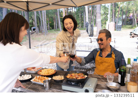 キャンプを楽しむ家族　山梨・八ヶ岳 133239511