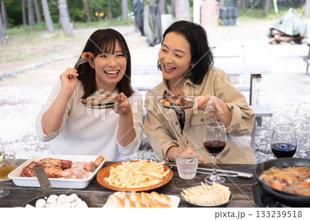 キャンプを楽しむ家族　山梨・八ヶ岳 133239518