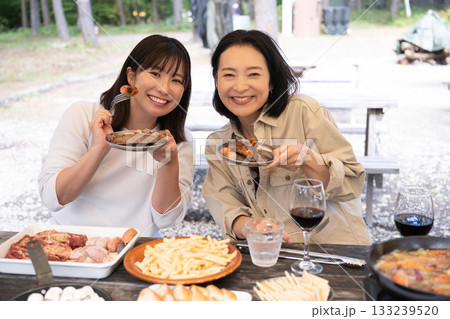 キャンプを楽しむ家族　山梨・八ヶ岳 133239520